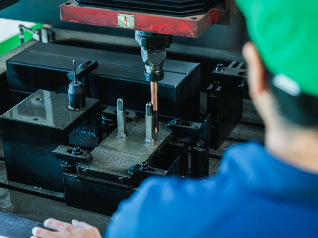 スグロ鉄工の放電加工